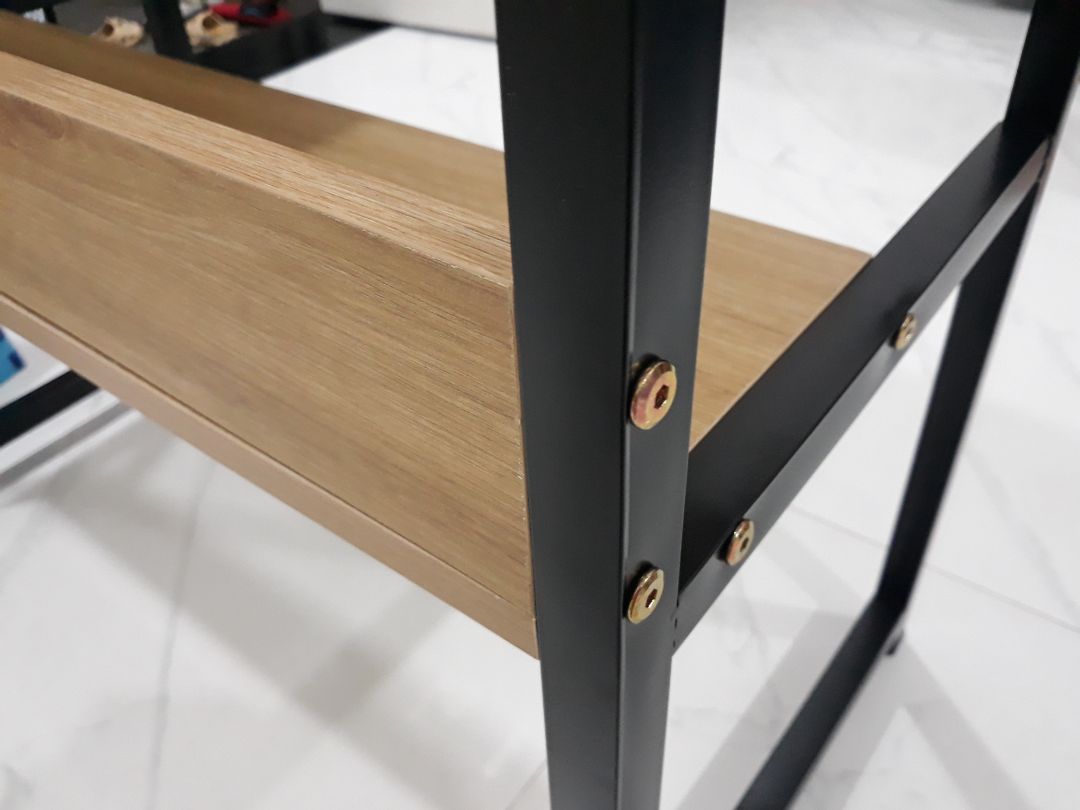 Bữa giờ nay mới có thời gian để đánh giá sản phẩm, trước khi mua mình cũng tham khảo qua vài loại, đánh giá, hình ảnh thực tế và sau khi nhận hàng thì như này
- Về sp: Bàn chắc chắn, chất lượng hoàn thiệt tốt, không cong vênh hay trầy sước gì, các góc được mài nhẵn đẹp, bàn rộng đủ để làm việc hoặc học bài hoặc làm bàn vi tính cũng ổn
- Về giao hàng: Mặc dù mùa dịch nhưng giao cũng khá nhanh, đóng gói cẩn thận, 
- Về Giá: tổng cộng hết 283k

Còn 1 điểm nếu shop tinh tế hơn sẽ đạt 10*
- Không biết shop có ướm thử bàn vào để khoan lổ không hay chỉ đo rồi khoan, nêu đặt bàn vào để khoan thì Shop chỉ cần lấy bút lông dầu đánh dấu lại giống như mình note để ng mua dễ biết mặt nào lắp lỗ nào mục đích cho khớp và đẹp, nhanh, mặc dù lắp đơn giản nhưng mình cố lắp cho khít cũng vẫn bị dôi ra 1 ít, các lỗ vẫn chuẩn với vít nhưng vặn vào bị lệch. đa phần các shop đều có dấu sẵn, về theo dấu ráp rất đẹp và nhanh nữa.

cuối cùng vẫn cảm ơn shop và tiki rất nhiều, 5* cho chất lượng và dịch vụ