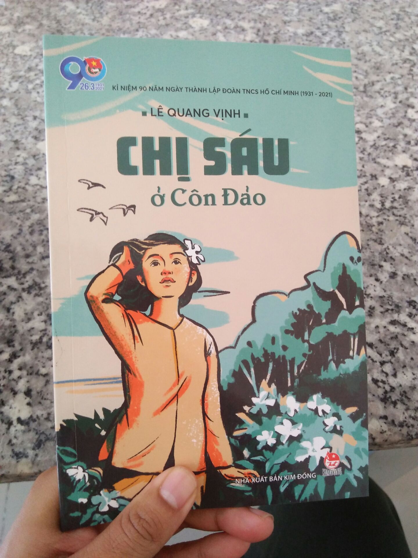 Sách vỏn vẹn 59 trang nhưng cũng nói lên đủ sự hy sinh to lớn của chị. Đọc nhiều sách nói về chị, nhưng đây là lần đầu tiên em mua về làm lưu giữ cho tủ sách gia đình cho bản thân em, mai mốt là con cháu có tư liệu đọc và nhắc nhở bài học không bao giờ quên xương máu của tổ tiên, cha ông ta ngã xuống để có cuộc sống hoà bình như ngày hôm nay.