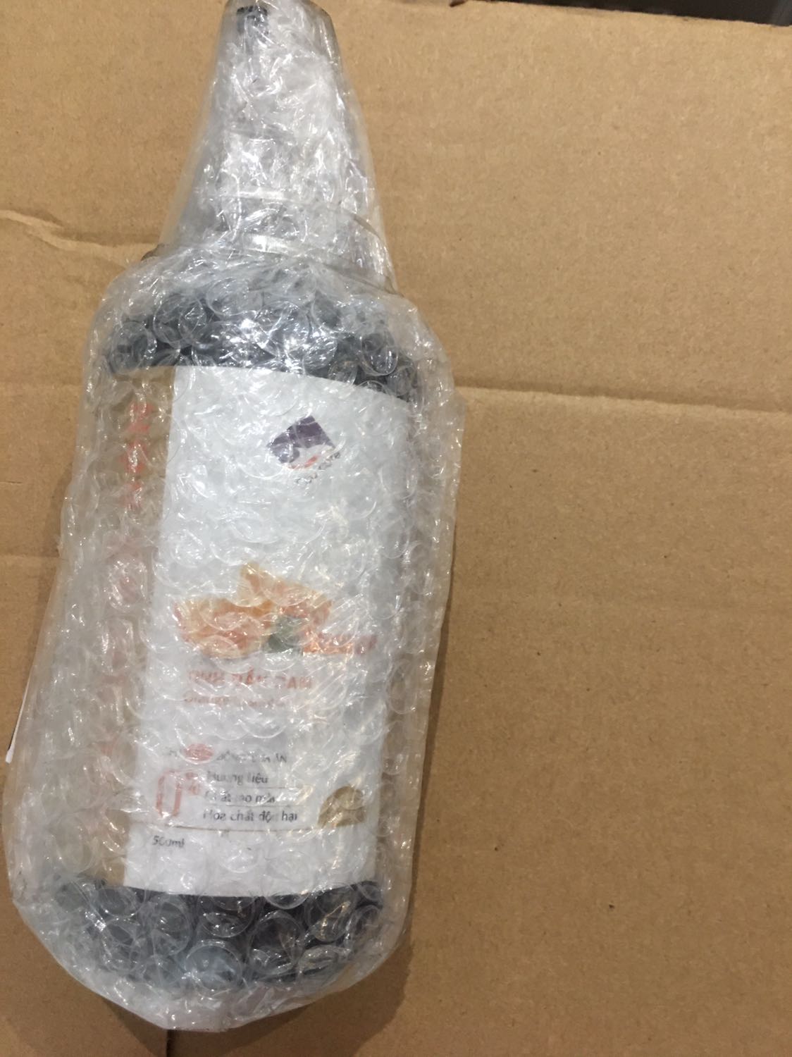 Cá nhân mình thấy rất thích các sản phẩm từ Bồ hòn của Ecocare. Nước rửa bát mùi cam này thơm nhẹ. Rửa xong không bị lưu mùi trên bát đĩa, da tay cũng không bị khô, tróc như các dòng hoá chất khác.