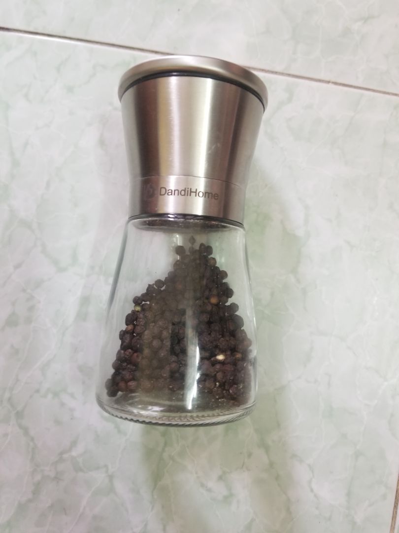 Lọ chắc chắn, cầm vừa tay. Xay rất nhuyễn mà ko mất nhiều sức. Nắp hộp sâu có thể xay ra nắp hộp xong mới rắc vào thức ăn, tránh đc ẩm mốc do hơi thức ăn bốc lên khi xay rắc thẳng. Tiki bọc cẩn thận. Rất hài lòng.