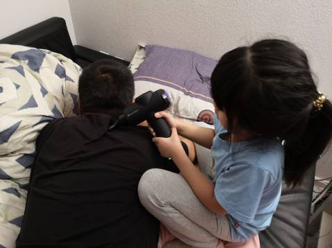 Mua máy massage về thì nhận kèm luôn một cô phục vụ luôn. Chiều nào thấy mình đi làm về là con gái cầm máy đấm lưng bố luôn. Chất lượng máy rất tốt đấm đều, mạnh và không ồn êm ru,  chất lượng "nhân viên con" càng tuyệt vời phục vụ rất ân cần, nhiệt tình. Có cái túi đựng nên con gái suốt ngày xách ra xách vào đòi "đấm bố" thôi nhưng cái này bố thích !