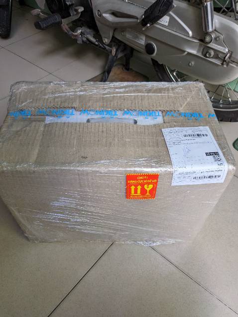 Thùng máy có rách tí nhưng ko sao. Máy mạnh. Cứng cáp. Nặng. Hơi ồn. Ko có chức năng xay hạt khô. Vẫn luôn tin tưởng Bluestone.