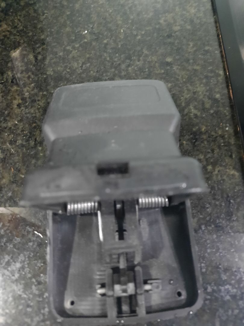 mua 2 cái, 1 cái không dùng được, đã gửi đổi nhưng chưa thấy gửi lạ. một cái thì để 2, 3 ngày chưa thấy con chuột nào, sp làm bằng nhựa không biết công dụng ra sao