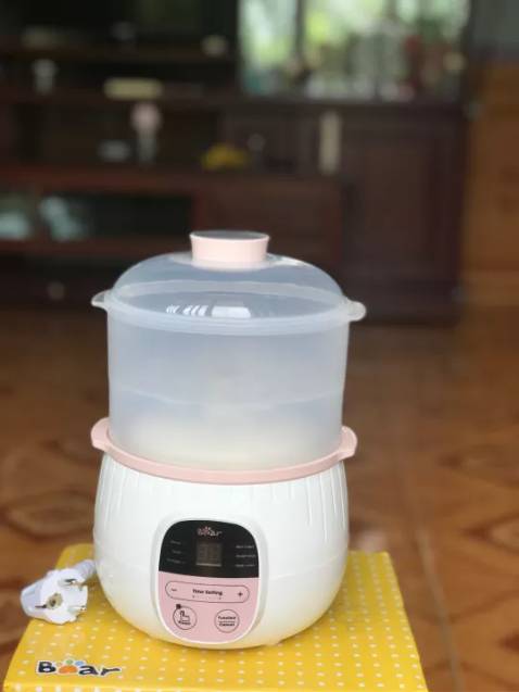 Nồi xinh xỉu luôn á, kết hàng của bear đợt mua máy làm sữa chua ta nói xinh lung linh lại rất tiện dụng
Nồi này chưng yến dạng lỏng đee cấ hủ nhỏ tủ lạnh ăn dần là ngon hết sảy ạ. 
Nấu cháo cho bé thơm ngon mà k mất dưỡng chất
Chỉ là nồi loại này bé chỉ làm được 2 việc trên thui ạ. Nhà đông người mua loại 2l trở lên gốm tử sa cũng siêu tuyệt đó ạ