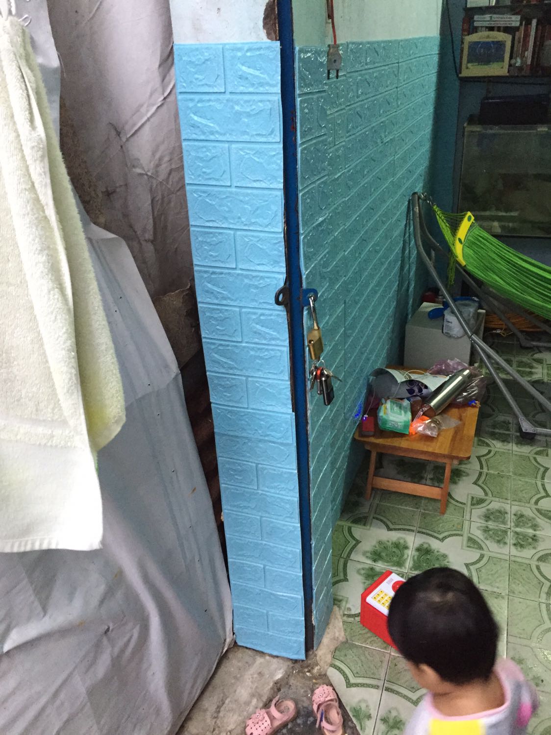 Hơi khó gở keo phía sau vì keo dính quá. Dán tường mà tay dính đầy keo. Dán xong nhìn khá đẹp. Lưu ý ai muốn dán đẹp nhớ cắt chỉnh lề trước thì đều đẹp hơn.