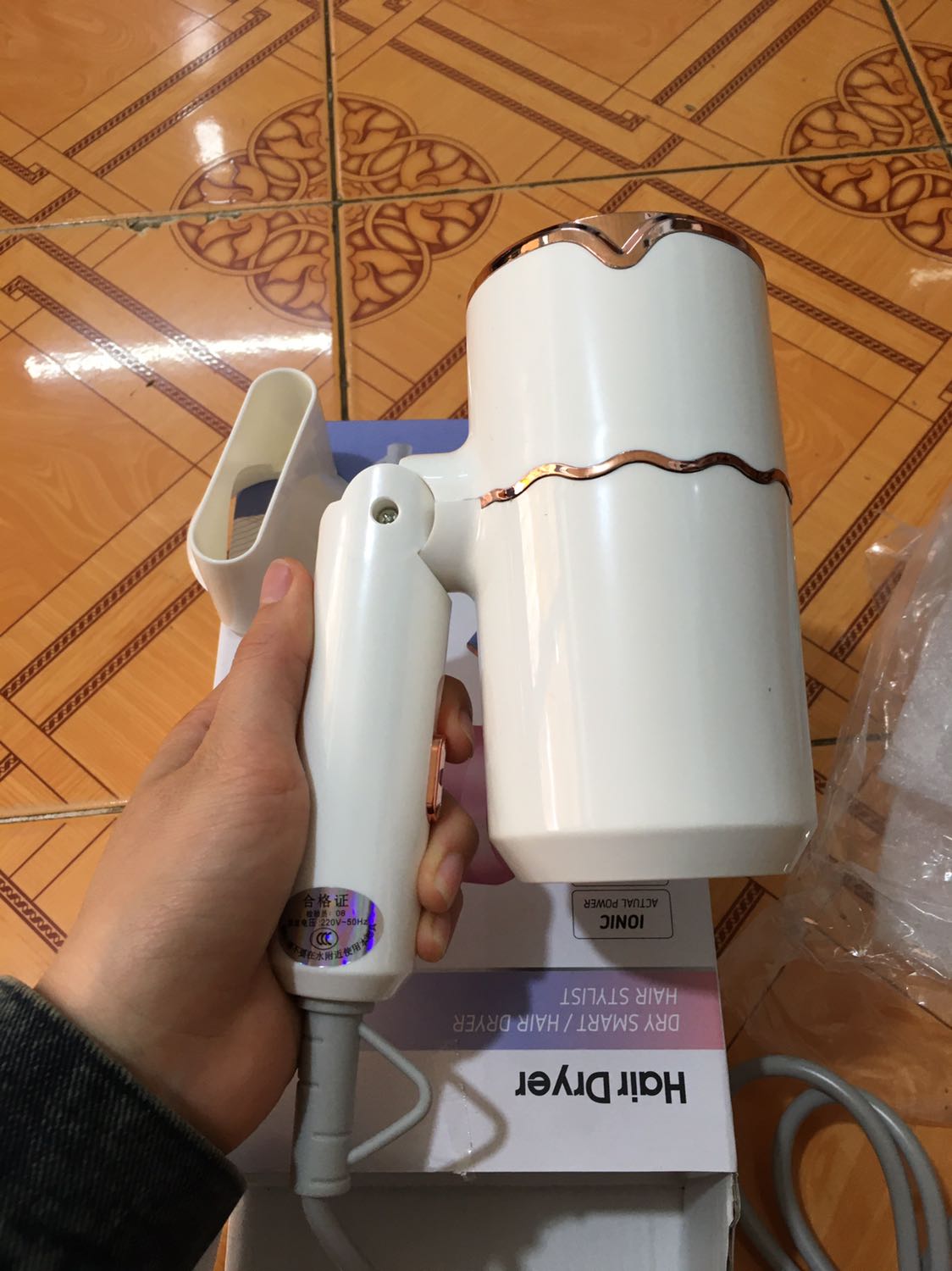 Mua dc em máy sấy tóc quá là ưng ý! Đẹp, gọn, gió mạnh, sấy êm k ồn! Giao hàng lại nhanh nữa!