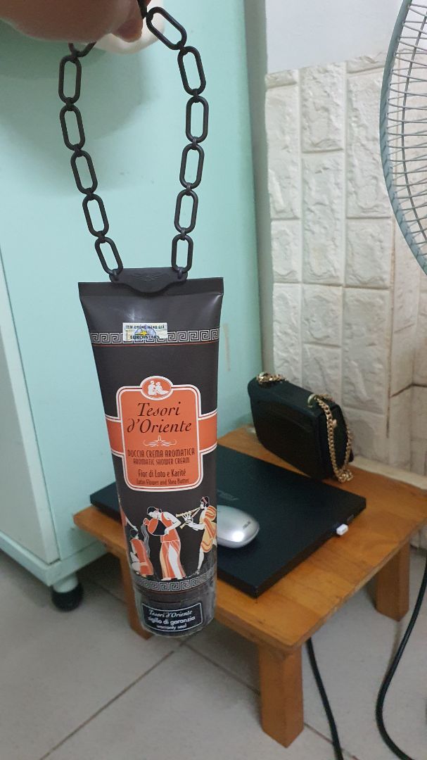 mùi thơm, shop gói kỹ, có quai xách để treo khá tiện. nhưg shipper giao ẩu quá, giao qua hàng xóm mà k check địa chỉ gi cả, hên hàg xóm ng quen nên đem qua trả @@