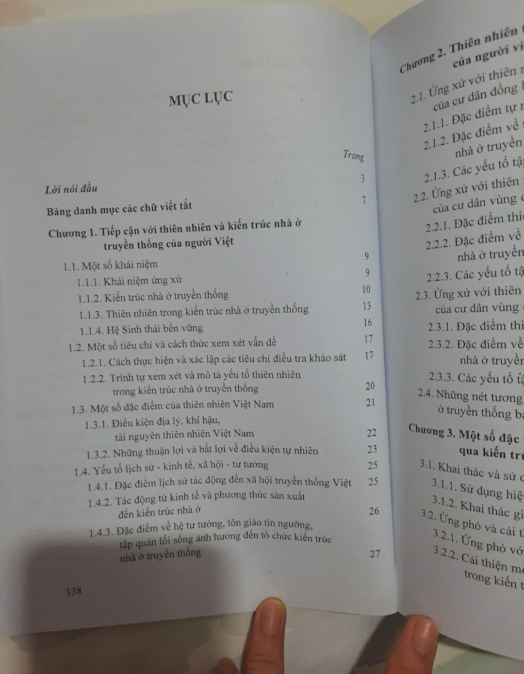 Mua sách này trong lúc mình đang làm bài tiểu luận cho nguyên lý thiết kế nhà ở và mình phải nói cuốn sách này thực sự rất bổ ích luôn, sách hướng dẫn thiết kế nhà phù hợp với khí hậu ở Việt Nam, tài liệu rất hữu dụng với các bạn sinh viên nào chuẩn bị vô đồ án nhà ở!
