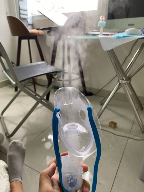 Đã 4 năm rồi có em bé liên tục và cho bé bú bằng sữa mẹ nên không thể dùng kháng sinh,  tôi hay bị sổ muỗi nước và hắc hơi, rát họng. mọi lần vật vả mãi mới hết. Năm ngoái được người quen chỉ cho dùng máy xông khí dung  2-3 ngày đã đở,  dung dịch thì dùng nước muối và nhỏ 1-2 giọt dầu tràm, thông muỗi thông họng cảm giác dễ chịu lắm nhé.