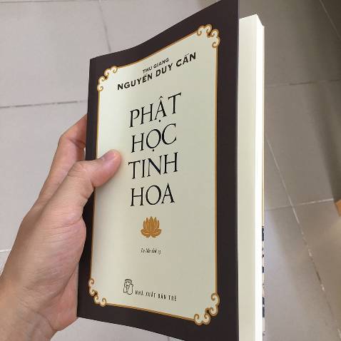 Nếu bạn đã yêu thích cuốn 'Lưới trời ai dệt' và các sách khoa học của Trịnh Xuân Thuận cùng tâm thế luôn đi tìm bản chất hay đạo của cuộc đời này thì đây là cuốn sách mà cá nhân mình cho là cực hay dành cho bạn. Không như những cuốn mượn cái tên 'Phật' để marketing cho những nội dung được viết rất chi là tầm thường và dài dòng ('Vì sao Phật giáo giàu chân lý' hoặc 'Đức Phật và Kẻ nổi loạn'), cuốn sách này có nội dung rất sâu mà 252 trang của nó có lẽ là một con số vẫn còn khiêm tốn để truyền tải nếu so với sự đồ sộ của Kinh Phật. Có những khía cạnh nội dung được dặm đi dặm lại qua những cách so sánh giản dị khác nhau nhằm giải thích rõ hơn quan điểm của Phật nên cá nhân mình thấy không hề thừa thải như một số sách khác. Tuy nhiên, có những giải thích mang tính ẩn dụ ngụ ngôn quá khiến người đọc có thể thấy khó hiểu và đây là lý do cuốn sách có thể hạn chế độc giả và chỉ được 4 sao. Cuốn sách này khiến mình có thôi thúc muốn tìm đọc hết các sách của Nguyễn Duy Cần. Thật đúng là lựa chọn đúng đắn khi mua sách của tác giả này.