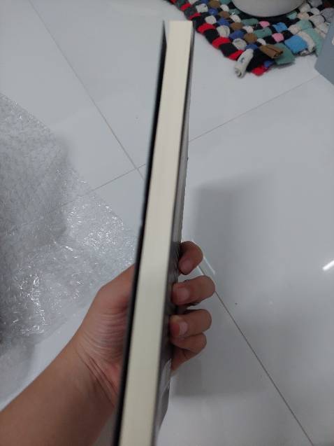 Giao hàng nhanh, đóng gói kĩ càng, sách hơi giống sách giả nhưng là thật nha, hơi mỏng nhưng cũng vừa để tìm hiểu về một nhà bác học cho những đứa lười đọc như toi🤗