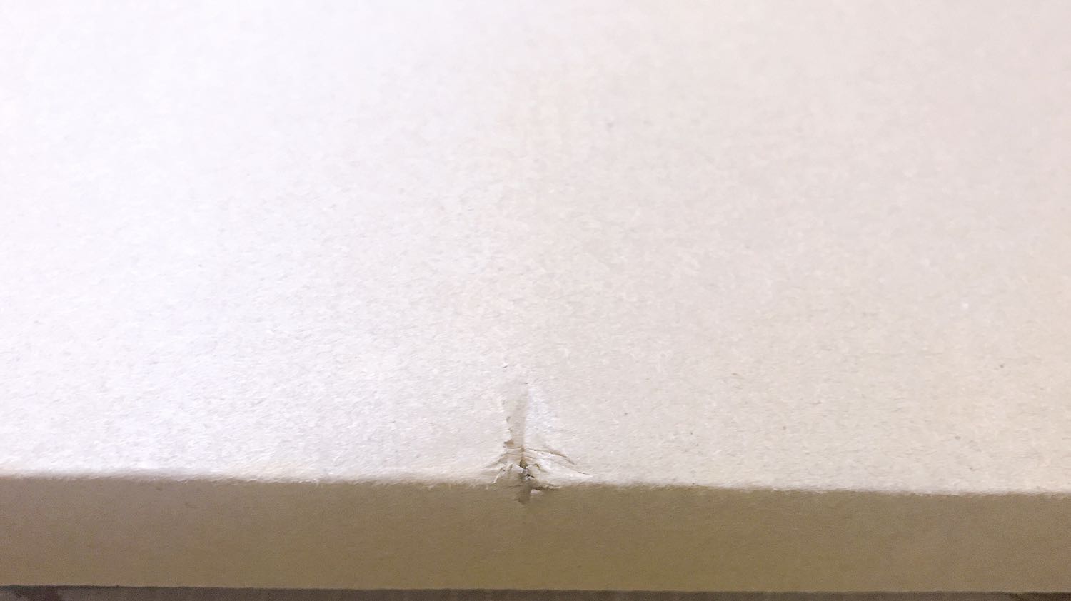 Hộp chì màu đa sắc khá đẹp. *** thấy chì mịn và dễ tô. Trừ 1 sao do 1 cây chì gãy từ lâu Ko thấy cái ruột gãy trong hộp. Và trừ thêm 1 sao do hộp chì bị móp cạnh khiến bé buồn. Này đảm bảo bị móp từ trong kho hàng của nhà cung cấp dịch mà vẫn giao cho khách chứ Ko phải do vận chuyển vì hàng được bọc nylon xốp nhiều vòng rất êm ái.