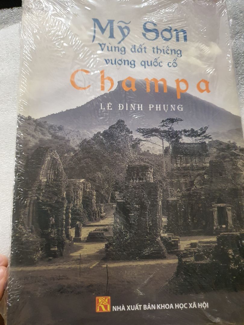 Giao hàng nhanh, đặt nay là mai giao luôn. Mình chưa đọc nên chưa xé bao nên không biết sách trong có bị lỗi không. 
Nhìn trực quan bên ngoài thì bọc màng co kiểu thiếu tiền 😂, còn không được màng co cứng mà lỏng lẻo như lấy túi nilong rồi hơ nóng vậy.
Chỗ giá tiền còn in lại vết lột của băng keo, để lâu bám bẩn. 
Giấy in dùng lọai rởm, trắng mỏng như mấy cuốn giáo trình rẻ tiền. Chắc vậy nên giá mới thấp.
