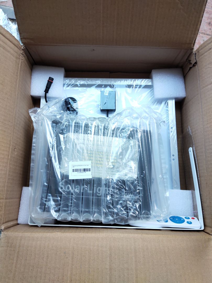mới nhận hàng, đóng gói cẩn thận, đèn đẹp. một đèn gồm có 1 panel, 1 đèn, 1 remote, góp ý nhẹ với shop : nên tặng thêm cho khách hàng 2 viên pin remote và tắc kê lắp đặt đèn và panel
p/s về chất lượng do mới nhận chưa thử sẽ đánh giá sau.
