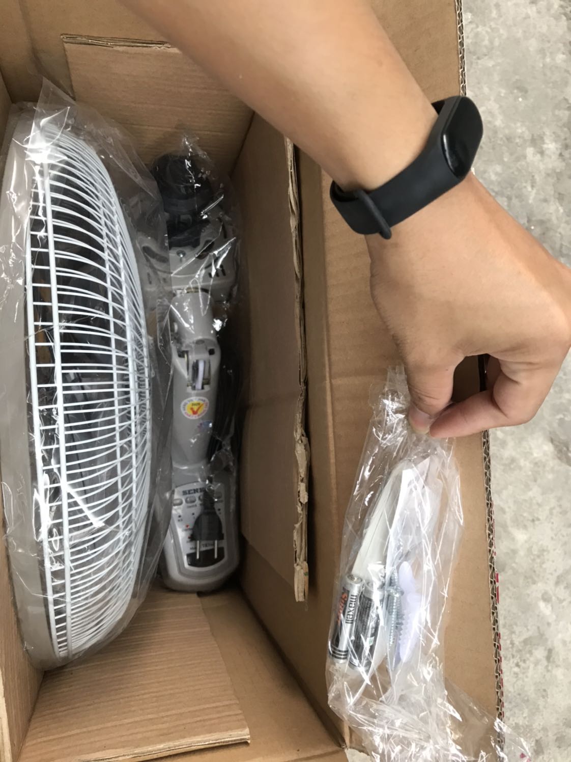 Sản phẩm mới, chất lượng, có kèm cả phiếu bảo hành, đóng gói chắc chắn và gọn gàng