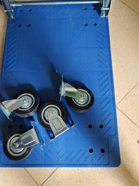 Hàng giao không có ốc vít để bắt 4 bánh xe vào thân xe !!! làm sao sử dụng. Hàng giao không có ốc vít để bắt 4 bánh xe vào thân xe !!! làm sao sử dụng.