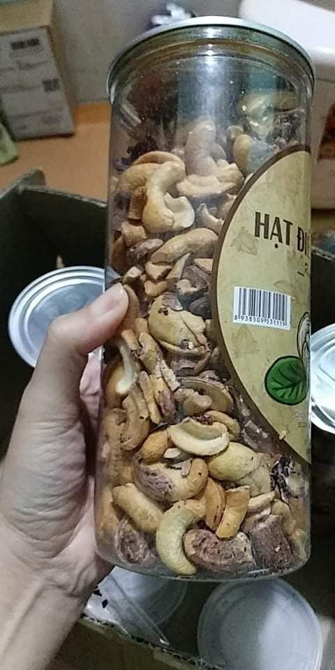 tiki giao hàng đúng hẹn.. mình đặt 2 hũ hạt điều, 2 đậu hà lan, 1 dong biển.. 1 lọ bị bung nắp.. mong shop kiểm tra hàng cẩn thận.. mình chưa ăn lên chưa đánh giá được. cho shop 4 sao