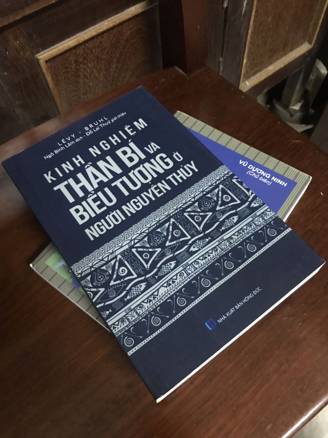 Mình chưa có thời gian đọc nên chỉ góp ý ngoại quan.
Đây là lần thứ 3 mình góp ý về cách đóng gói sách của nhà bán này. Chỉ bọc kính và hộp giấy mỏng như vậy thì chắc chắn sách sẽ bị móp méo các góc.
Hôm qua mới cho 1 sao đơn khác nên thôi đơn này cho 3 sao. Haizz...