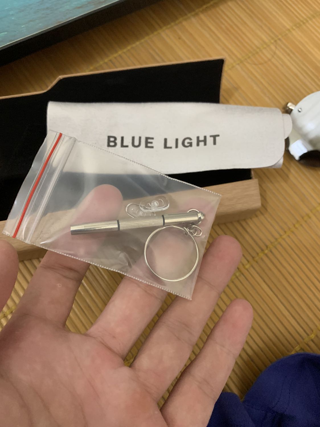 Sp ok trong tầm tiền. 
Cảm giác kính hơi to so với mặt mình do mình bị hóp mặt 2 bên thái dương mà mắt kính dạng phẳng chứ ko ôm
Đeo hơi nặng do khung gọng kim loại
Hộp xịn đóng gói cẩn thận kèm phụ kiện
Mắt kính trong ở mức khá thôi chứ chưa phải tốt lắm