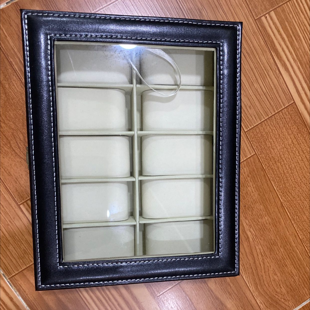 Hộp bằng bìa cứng dán simili giả da xung quanh. Nói chung là ổn với giá tiền