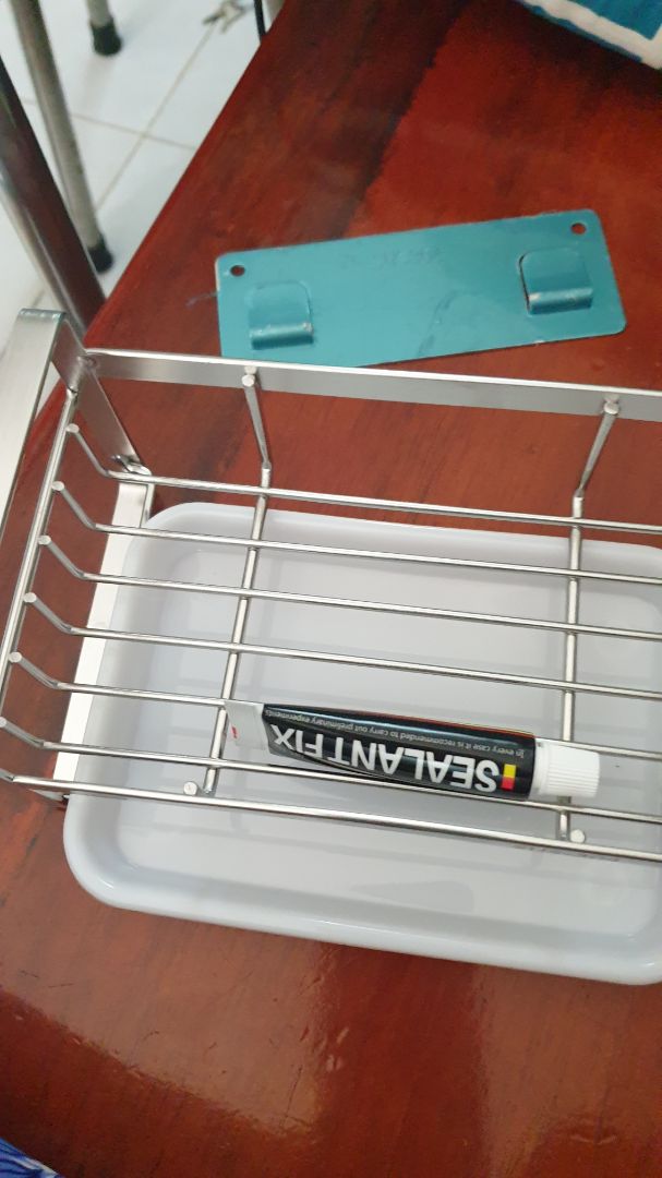 đã nhận hàng. thấy hướng dẫn chỉ dán kệ vào tường. Ngoài ra có miếng sắt hình chử nhật màu xanh nếu dán vào tường để treo kệ và lấy kệ ra vệ sinh rất tiện lợi (nhưng thiết kế bị lệch chỗ treo)