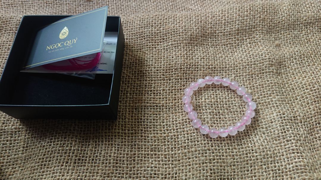 Vòng dễ thương, y mẫu. Bên ngoài màu nhạt hơn. Có kèm phụ kiện.