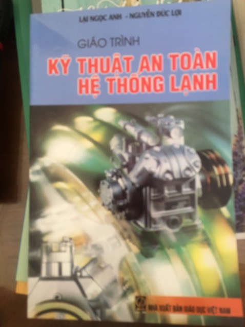 Mỗi khi có dịp đi ngang qua một ngôi trường nhỏ, tôi thường bồi hồi nhớ đến thầy. Rồi mấy năm trong trại cải tạo và những ngày ở hải ngoại, hình ảnh thầy vẫn đến với tôi bất chợp, nhưng phảng phất, lúc có lúc không.