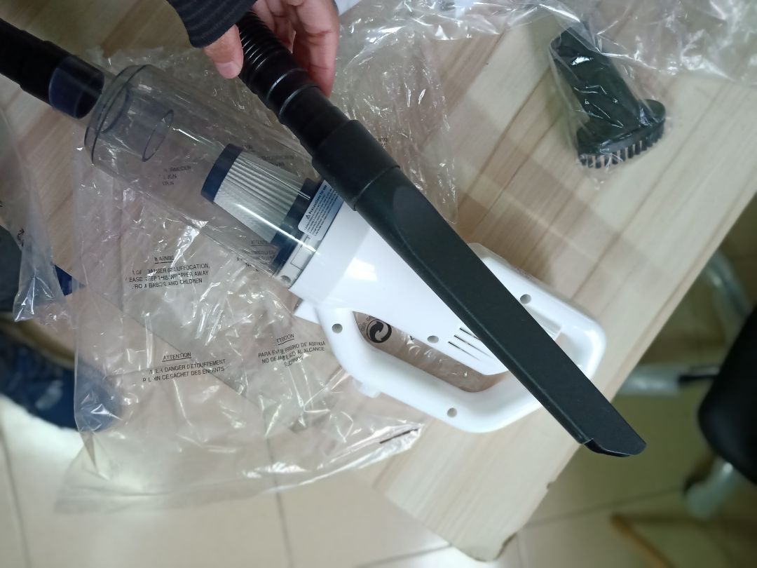 Mấy hôm nay bận rộn nhà cửa chưa kịp dọn, đã thế vợ mình còn làm rơi hỏng cái máy hút bụi nữa :))) Lượn một vòng từ *** *** tiki thì thấy con hàng này khá là chim ưng quyết định bế em nó về luôn. Ban đầu cứ tưởng là chỉ có máy hút bụi và cái đầu hút bàn chải như hình mà.... mở ra thì u là tr là các kiểu đầu hút từ to đến nhỏ từ dài đến ngắn luồn lách mọi ngõ ngách trong nhà tha hồ dọn dẹp luôn. Thích nhất cái đầu hút dẹp tại nó hút bụi được cái bàn phím của mình :))))) Lực hút thì cứ phải gọi là hết nước chấm luôn, mọi lần cứ phải hút hai lần rồi mới dọn nhà được, con hàng mới này mình hút một lượt là lau nhà được rồi, cái sàn nhà sạch sướng cái chân luôn :))) Nhà sạch thì mát bát sạch ngon cơm, đầu xuân năm mới ủng hộ shop 5 sao vì một chiếc hút bụi ngon nghẻ này :))))