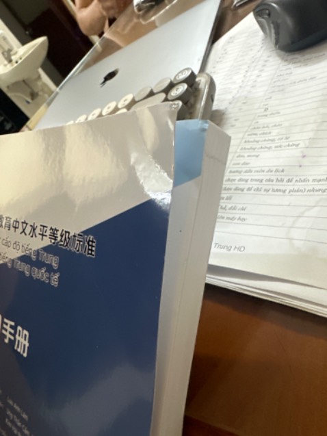 Hic không biết có phải vì mua được giá sale không mà sách bị móp góc với phần keo gáy hơi lỗi nên bị bong ra 20 trang đầu góc trên🥲. Bùn quá đi