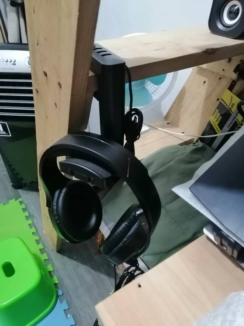 Có vẻ là một sự bổ sung tốt trên bàn làm việc của tôi. Sử dụng móc tai nghe và làm gọn bề mặt bàn rất tiện lợi Có vẻ là một sự bổ sung tốt trên bàn làm việc của tôi. Sử dụng móc tai nghe và làm gọn bề mặt bàn rất tiện lợi