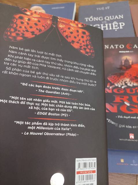 Vụ giết người hàng loạt, thủ phạm dường như luôn đi trước cảnh sát một bước cố tình tạo dựng hiện trường cho các phân cảnh tội ác khác nhau như để thách thức lực lượng cảnh sát. Lần lượt các phân cảnh kết thúc với hung thủ phải đền tội nhưng bản thân hắn cũng chỉ là kẻ bị thao túng. Vở kịch lên đến cao trào rồi cũng đến lúc tấm màn nhung được kéo xuống với bao sự thật được phơi bày. Nó đã kết thúc theo đúng ý đồ của đạo diễn. Một tác phẩm trinh thám hiện đại xuất sắc.