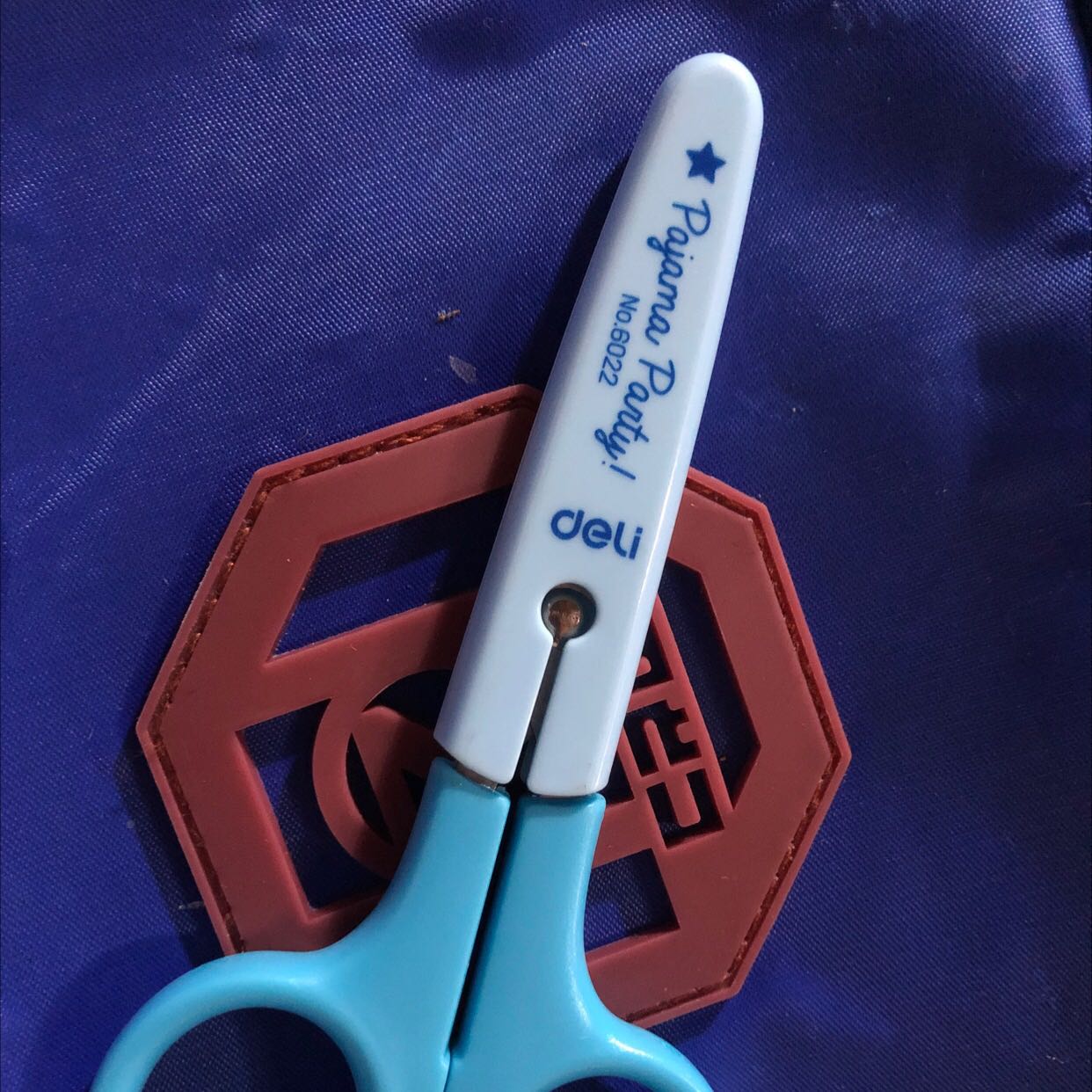 Nên mua cho bé học kéo đep.