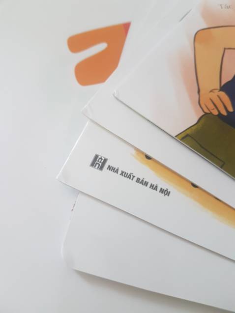 Sách giao nhanh. Cỡ sách thì dài ngắn khác nhau. Sách giao tới nhiều cuốn bị nhăn gáy. Nội dung không có gì nổi bật. Phần nghe online là giọng máy đọc.