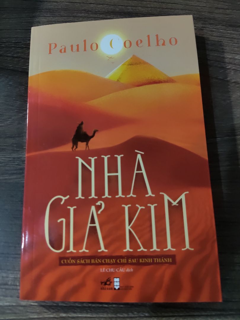 Sách mới không bị hư hao chỗ nào cả. Cảm ơn tiki.
Qua câu chuyện đi tìm kho báu trong giấc mơ mà 2 lần cậu chăn cừu mơ thấy đã dẫn ra cuộc hành trình theo đuổi giấc mơ và vận mệnh của cuộc đời mình. Nội dung sách thì theo mình là súc tích, nên cảm nhận và thấu hiểu bằng con tim của mỗi người, giống như cậu trai chăn cừu lắng nghe con tim mình vậy.
"Rồi khi anh quyết chí muốn điều gì thì toàn vũ trị sẽ chung sức để anh đạt được điều ấy"
