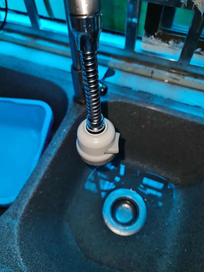 Dùng khá ok, cho ra nước áp lực mạnh hoặc tỏa tròn rửa chén bát tiết kiệm nước hơn. Điểm trừ là ống nối mềm phải dùng tay giữ, buông ra là chúi xuống. 
Phụ kiện đầy đủ, có cả băng keo non. Tuy nhiên nhà bán nên phân loại hàng để tiết kiệm vật tư nhằm giảm giá bán, cũng như bổ sung tùy chọn loại ống nối cứng.