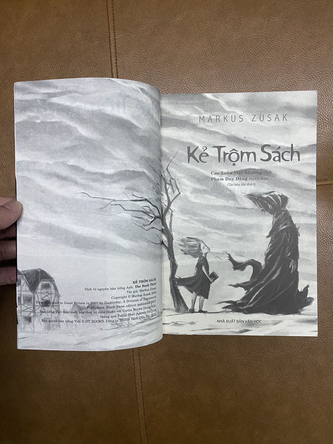 Sách bọc cẩn thận, giao hàng nhanh, nhưng không giống bìa như ảnh của shop trên tiki nên trừ 1 sao