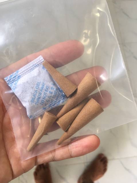 Nụ lớn thơm ngọt, mình rất thích
Nụ nhỏ chỉ thoảng nhẹ thôi, nhưng nhìn chung 2 loại đều ok, không phải mùi trầm hoá chất