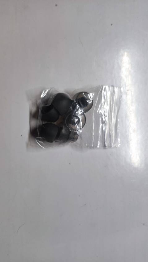 Âm thanh tốt, chống ồn tạm ổn. Dây chắc chắn, dễ custom. Giá ưu đãi.