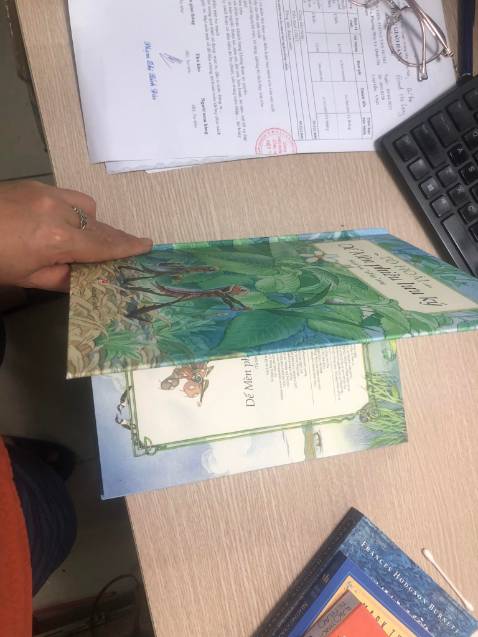 Chào shop, tôi đã nhận được 04 quyển sách đặt mua. đáng tiếc quyển Dế mèn phiêu lưu ký bị đóng lỗi, lộn ngược đằng trước lại đằng sau.Vui lòng đổi lại sách không lỗi giúp tôi.