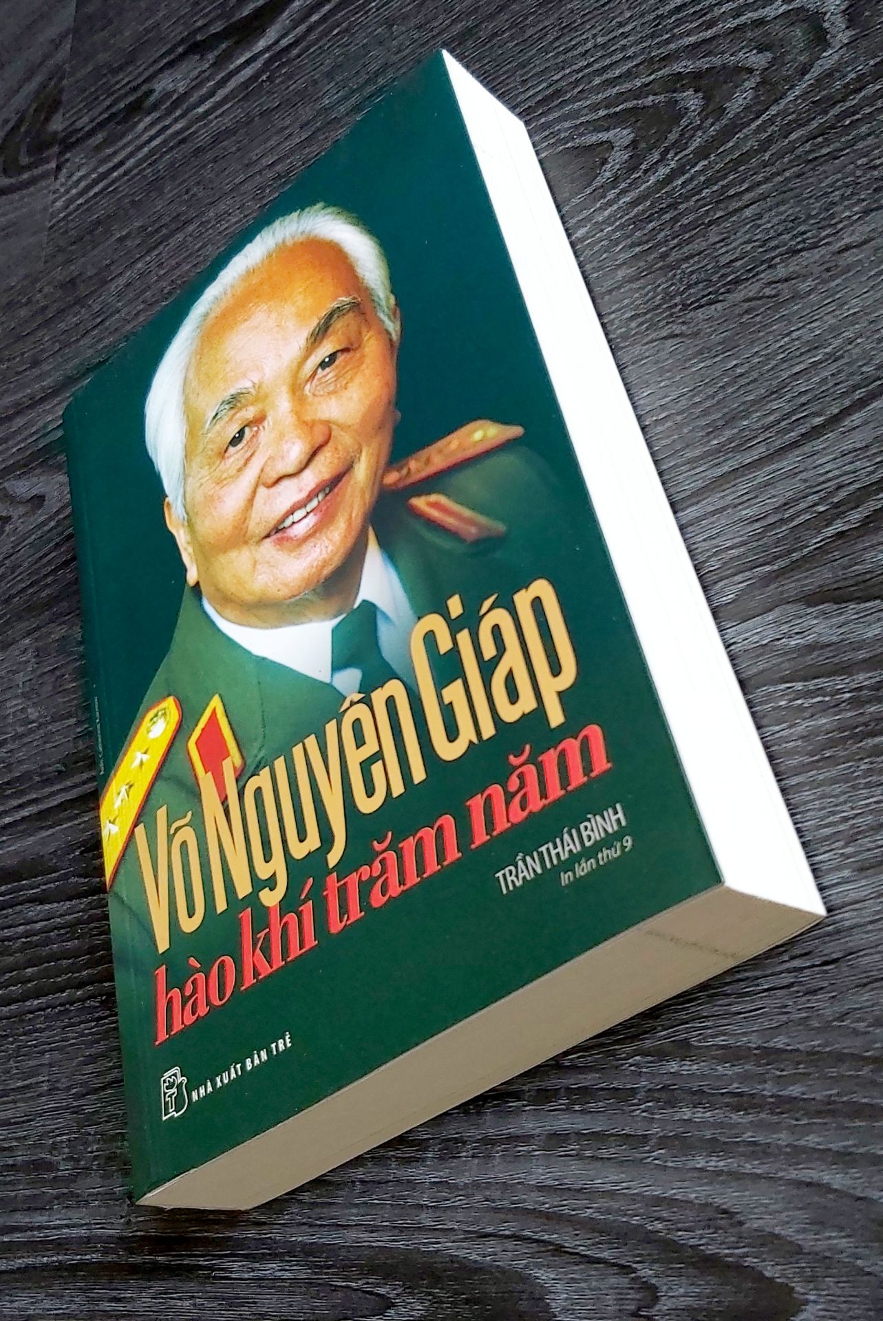 "Theo trình tự thời gian biên niên, trên phạm vi bao quát và phong phú của tư liệu về một nhân vật đến giờ vẫn hấp dẫn - Đại tướng Võ Nguyên Giáp - người đọc sẽ được tiếp cận với một nhân vật lịch sử lỗi lạc đã được thế giới mệnh danh là "Người chuyển dịch dòng chảy lịch sử" trong thế kỷ XX, "một trong những thiên tài lớn nhất của mọi thời đại". Qua 100 để mục và những hình ảnh tư liệu quý giá khắc họa hành trình cuộc đời của Đại tướng, người đọc có thể thấy được lịch sử của nước Việt Nam hiện đại qua chân dung một con người đã tỏa bóng lên cả hai thế kỷ."