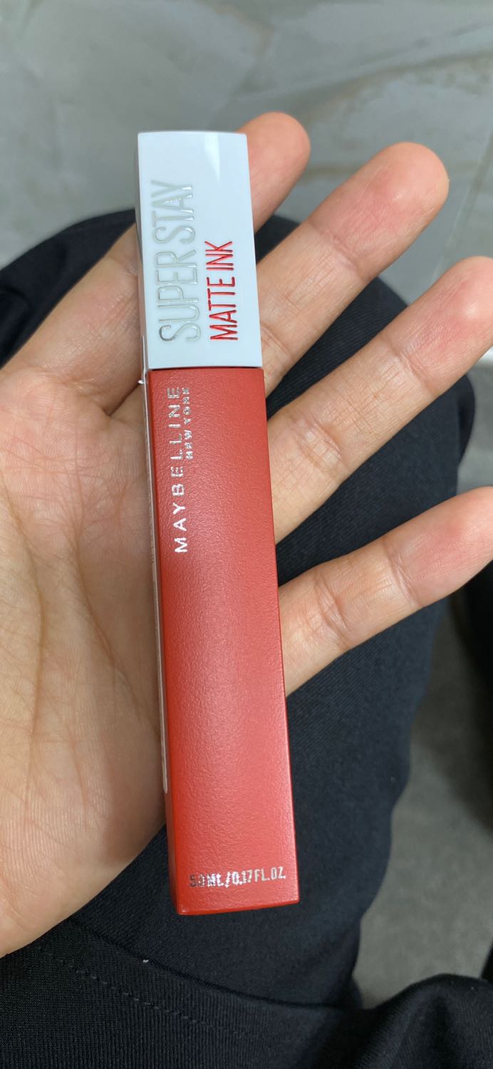 Mình đã xài màu 205, và tiếp tục mua màu này, mua thêm 220 nữa, màu cũng xinh tươi lắm, mình thích màu đỏ. Độ lì thì vẫn siêu đỉnh, ăn uống thoải mái. Từ sáng đến trưa ăn mấy cữ vẫn còn son.
Còn về khoản tẩy trang thì thấy nhiều bạn khá sợ hãi. Mình thì sau khi lau bằng nước hoa hồng( loai có thể tẩy trang đc luôn ấy) thì nó vẫn bám, xong son lên 1 lớp son dưỡng, để chút xíu, rồi dùng bông tẩy trang lau đi, 1-2 lần là sạch.