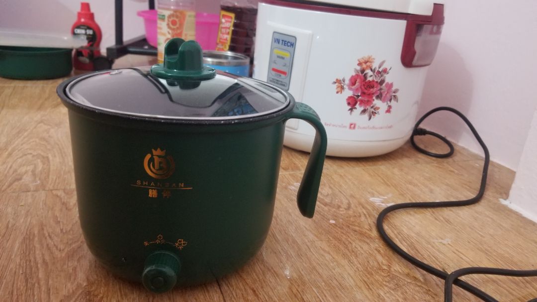 Nồi nhỏ xinh và khá tiện dụng. 
Mình dùng để nấu canh, xào, rán trứng, hấp bánh thậm chí nấu cơm đều rất ok. 

Nhược điểm là vỏ bằng nhựa và lõi bằng chất liệu gì mk ko rõ nhưng khá bám dầu nên rửa sẽ hơi khó khăn hơn các chất liệu khác. Được cái là không nóng và nhẹ. Ngoài ra thì  nắp đậy bảo là thiết kế để đặt điện thoại xem giải trí lúc nấu nhưng mk nghĩ ko ai làm thế cả, ngược lại lại hơi khó cầm, riết vài bữa quen hơn thì đỡ nhưng vẫn là một điểm trừ.

Nói chung nếu nhu cầu sử dụng chỉ 1-2 người và ăn uống đơn giản thì nên mua nha.