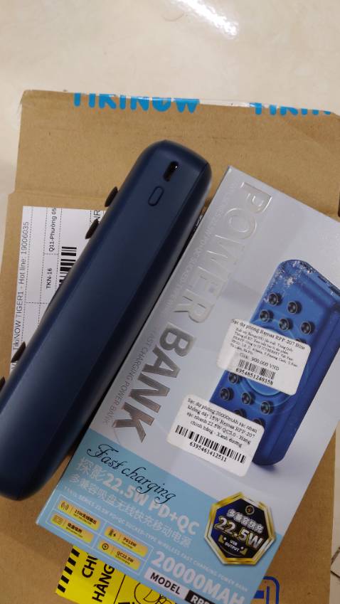 Cạc ổn có cổng typeC cho sạc vào và sạc ra.