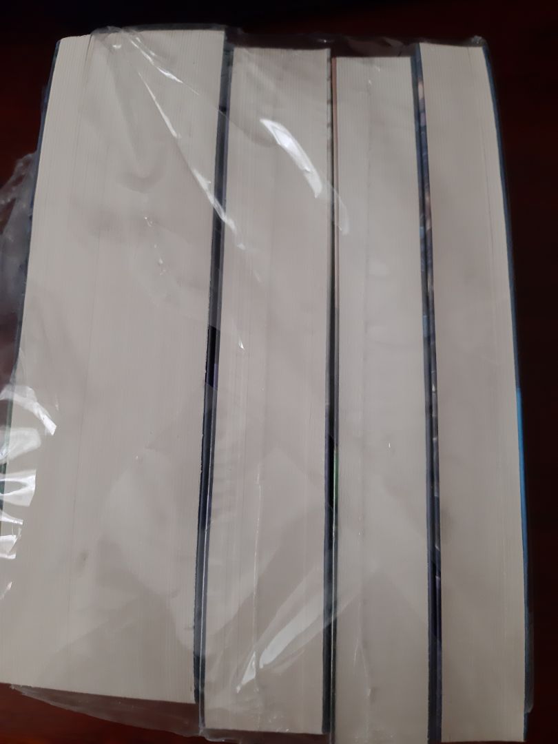 Mấy nay đặt trên tiki thấy giao sớm hơn dự kiến một ngày nên mình cũng vui, thêm phần do bận, phải hẹn lại nhưng shipper vẫn không trách. Chỉ có lúc mở bao cuốn bên ngoài ra thì có cuốn số 4 với 1 không có bao nilon riêng bên trong và có 1, 2 vết xám nhạt, cũng bé thôi nên không sao hết. Với lạo ở cuốn 4, trên gáy sách có một chỗ bị tróc phần bìa, khá nhỏ nên mình cũng bỏ qua. Các bạn có mua thì cũng nên yên tâm vì khi lỗi lớn sẽ được trả lại nhé. Riêng mình thì mình khá hài lòng về đợt mua này