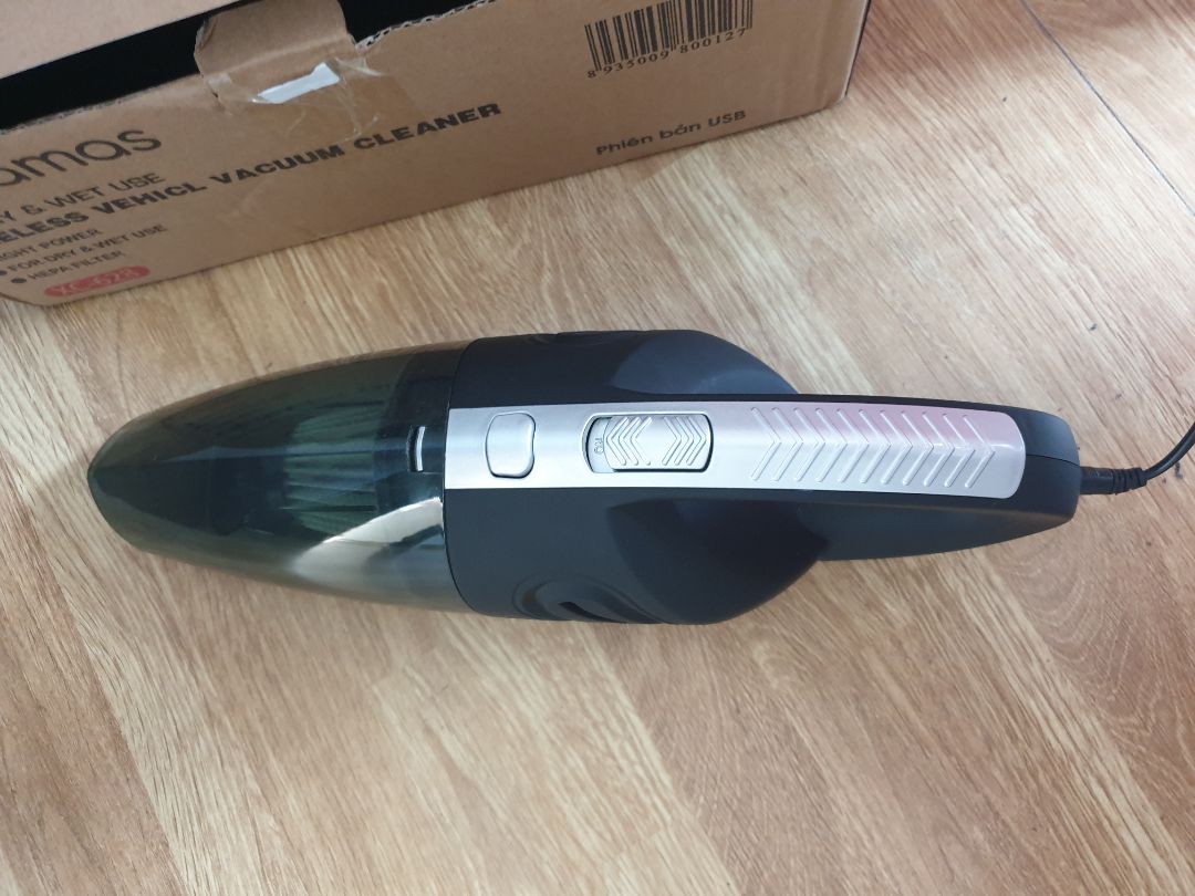 Máy không hề có nhãn, mác hoặc bất cứ một chữ gì hết (ngoài "On / Off") nên không có căn cứ gì để khẳng định hàng chính hãng Damas nhé cả nhà. Có giấy chứng nhận cấp độ : đủ tiêu chuẩn, con dấu "Đạt" màu đen bé xíu. Có bảo hành điện tử có vẻ để khách hàng yên tâm hơn nhưng thử hỏi đã có bác nào bảo hành kiểu này được chưa? Tên tiếng anh của sản phẩm ngoài hộp còn ghi sai chính tả (Vehicl) thế mà vẫn được nhiều dân mạng ca tụng... Chắc do có ưu điểm nổi bật là giá!