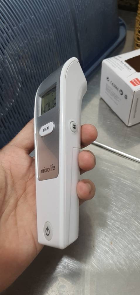 Chăm sóc khách hàng cực kì tệ, máy mua 1 tháng đã bị hư. Nhận bảo hành rồi giữ máy suốt 3 tháng không trả lời, mặc dù đã nhắn tin rất nhiều lần.

Tôi mua máy vào ngày 7/6. đến ngày 15/7 khi thay pin thì máy bị sự cố treo màn hình, nút bấm Start không nhận tín hiệu.
Ngày 23/7 tôi chat với nhân viên hỗ trợ của eramall và gửi máy lại cho era vào ngày 24/7 (Nv tên Hảo sdt 0967***272) để bảo hành. Sau đấy TPHCM bị dịch nên nhân viên hẹn lần lượt, tôi vẫn chờ. Đến 27/10 khi tphcm trở lại bình thường, nhân viên nói để lên cty lấy về cho tôi. Sau đó im luôn, tôi đã nhắn tin rất nhiều lần đến hôm nay là ngày 2/12 bên era vẫn không có phản hồi và vẫn đang giữ nhiệt kế bị hư của tôi.

Mong tiki có biện pháp hỗ trợ kịp thời,.