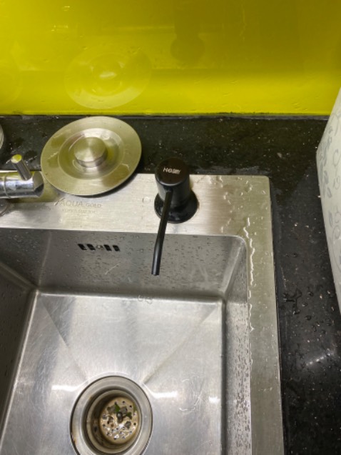 Trước khi mua bộ vòi bơm này mình đã sử dụng bộ vòi bơm chỉ có 60k nhưng chỉ được vài tháng đã bị vỡ phần vòi bên trong và không thể sử dụng được tiếp. Do vậy mình quyết định đầu tư bộ vòi này. Mặc dù đắt hơn bộ cũ nhưng chất lượng hơn hẳn. Nhấn rất đầm tay. Lượng nước rửa bát lên đều và vừa phải. Điểm trừ duy nhất là về màu sắc, nhìn không ăn nhập gì với màu của bồn rửa bát.  Mình nghĩ nhà sản xuất có thể lưu ý hơn về vấn đề này thì sẽ tuyệt vời hơn. Chấm 5 sao cho sản phẩm. Mọi người nên mua bộ này nhé.