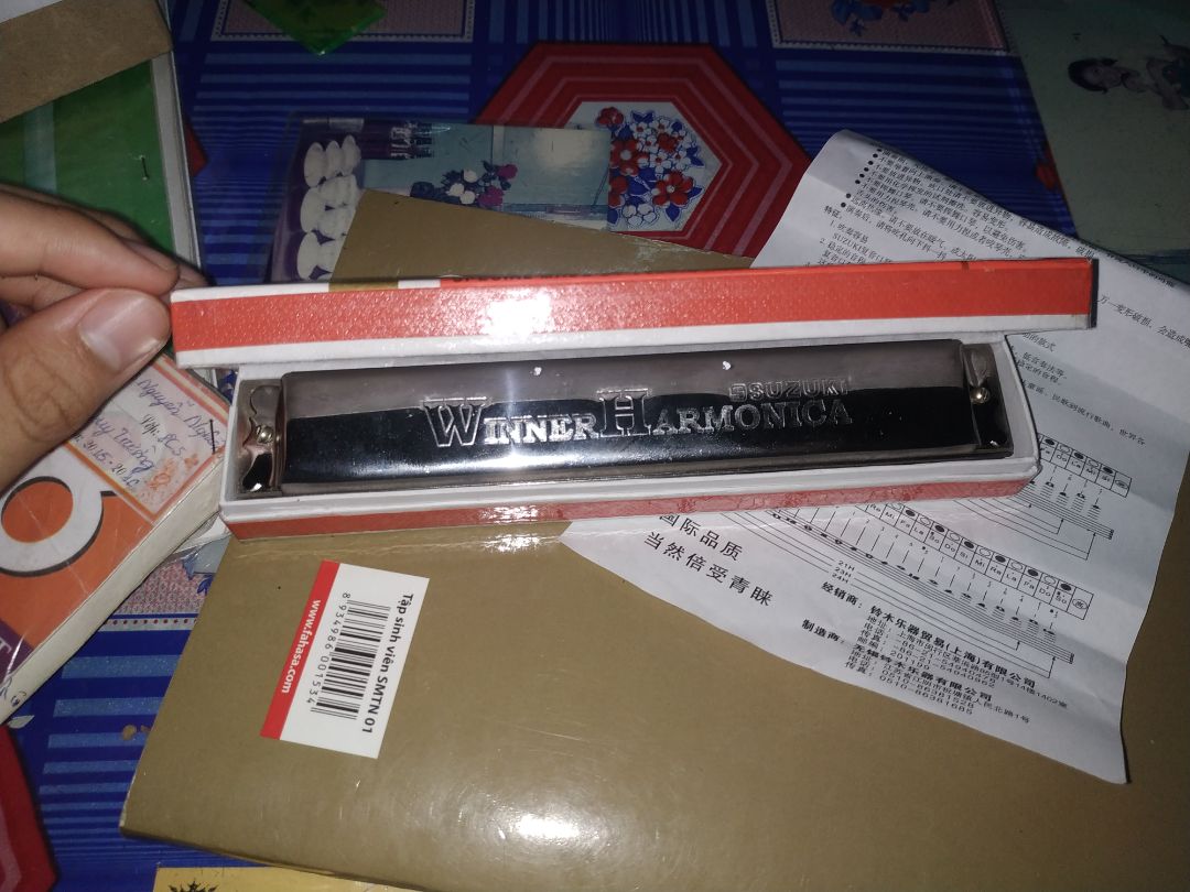 quá ngon, hàng đẹp cầm chắc tay, hộp đựng bằng giấy cứng lấy băng keo bao lại là đựng ngon lành, kèn gia công không có chi tiết thừa, chất âm thì trên Youtube có nói chứ mik cũng beginner th, ngoại hình vầy là ngon r, so vs suzuki study 24 thì cái này k có sơn màu chỗ nốt đô nên có vẻ hơi khó cho ng mới tập cơ mà cũng chẳng cần lắm tập 1 tí là quen à ?