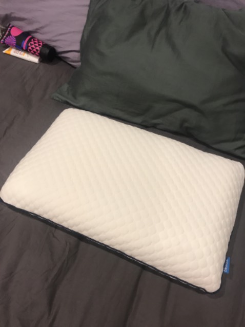 Trước mình nằm gối cực thấp nên đổi sang có hơi không quen nhưng được cái sáng dậy không còn bị đau nhói cổ nữa. M bị đau vai nên tối cũng khó vào giấc ngủ nhưng đổi gối thì ngủ 2 đêm để ý không cảm thấy đau nhức vai và cũng dễ vào giấc hơn