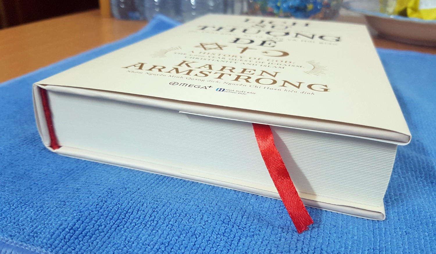 Sách dành cho những người có nền tảng về Tôn giáo, nhất là các Tôn giáo Độc thần...
Sách là một công trình công phu và mang lại nhiều kiến thức.

Sách đẹp và giấy đẹp, chữ rõ.

Khi mua sách, nên dùng tính năng bọc sách, nhìn sẽ sạch và đẹp hơn.
Mình mua nhưng k bọc, nên giờ hơi tiếc và sợ bẩn.

Sách dở một chỗ là bìa cứng thì k in mặt, chỉ có vỏ.... hơi tiếc.